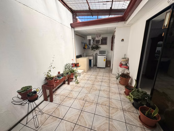 Venta de Casa esquinera en el Centro de Desamparados -EU