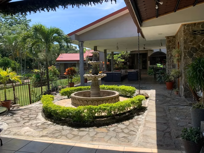 !Propiedad de Lujo en La Garita, Casa Principal + 2 Apartamentos!