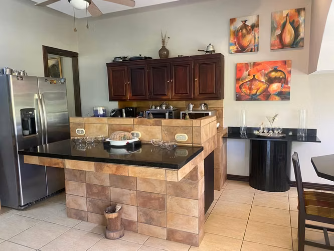 !Propiedad de Lujo en La Garita, Casa Principal + 2 Apartamentos!