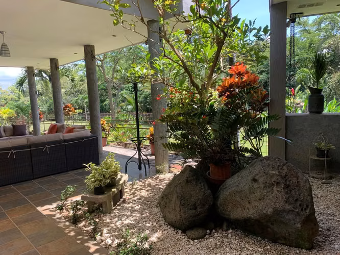 !Propiedad de Lujo en La Garita, Casa Principal + 2 Apartamentos!