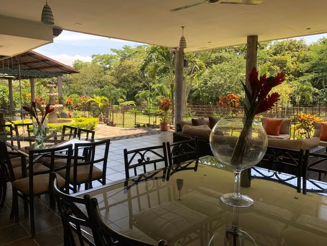 !Propiedad de Lujo en La Garita, Casa Principal + 2 Apartamentos!