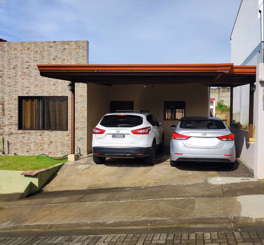 SE VENDE CASA EN CONDOMINIO SE ENCUENTRA EN LA GUACIMA ALAJUELA