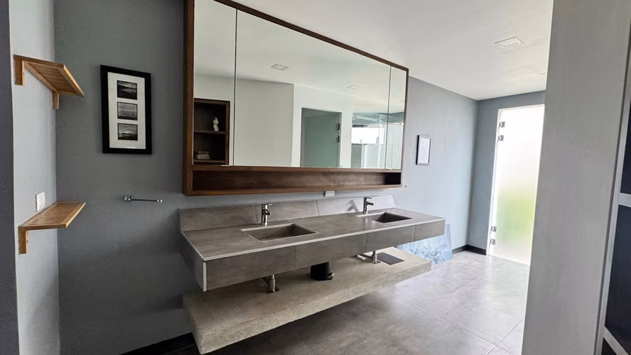 Trejos Montealegre, hermosa-amplia 374m2-fina, 3 hab, 3.5 baños, terraza, jardines, oficina. - Imagen 11