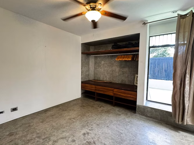 Trejos Montealegre, hermosa-amplia 374m2-fina, 3 hab, 3.5 baños, terraza, jardines, oficina. - Imagen 15