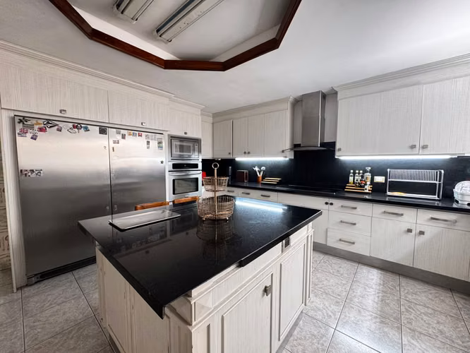 Trejos Montealegre, hermosa-amplia 374m2-fina, 3 hab, 3.5 baños, terraza, jardines, oficina. - Imagen 3