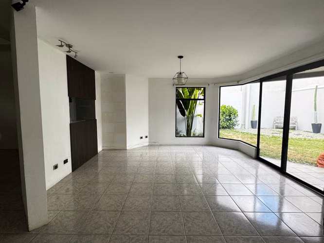 Trejos Montealegre, hermosa-amplia 374m2-fina, 3 hab, 3.5 baños, terraza, jardines, oficina. - Imagen 7