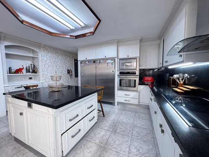 Trejos Montealegre, hermosa-amplia 374m2-fina, 3 hab, 3.5 baños, terraza, jardines, oficina. - Imagen 2