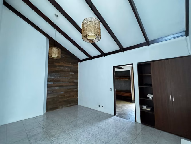 Trejos Montealegre, hermosa-amplia 374m2-fina, 3 hab, 3.5 baños, terraza, jardines, oficina. - Imagen 13