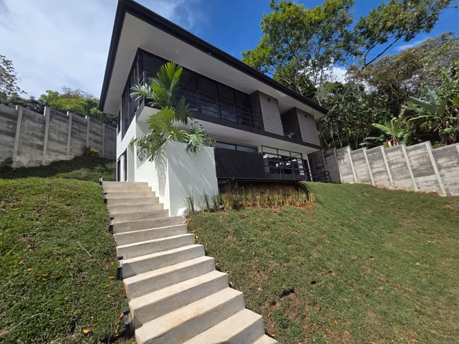 Moderna Villa  con Vista Panorámica y Jacuzzi Privado – Oportunidad Única de Compra