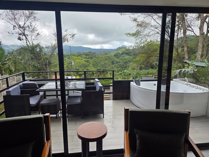 Moderna Villa  con Vista Panorámica y Jacuzzi Privado – Oportunidad Única de Compra