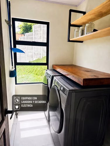 Moderna Villa  con Vista Panorámica y Jacuzzi Privado – Oportunidad Única de Compra