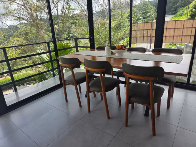Moderna Villa  con Vista Panorámica y Jacuzzi Privado – Oportunidad Única de Compra