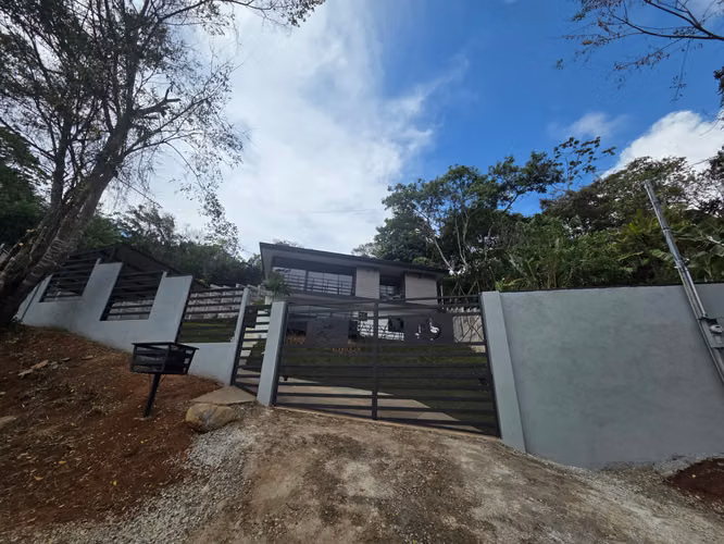 Moderna Villa  con Vista Panorámica y Jacuzzi Privado – Oportunidad Única de Compra