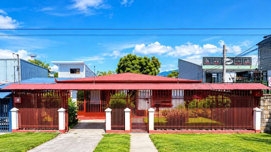 Casa en Venta en Alajuela, Villa Bonita. Con Apto Independiente y Gran Terreno — Oportunidad Única