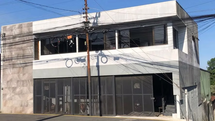 Edificio de dos plantas en el Centro de Curridabat