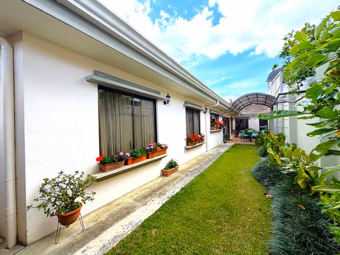 VENTA Casa Exclusiva en Curridabat en Altamonte. Un Nivel, Jardín Amplio y 4 Hab y Ubicación Premiun