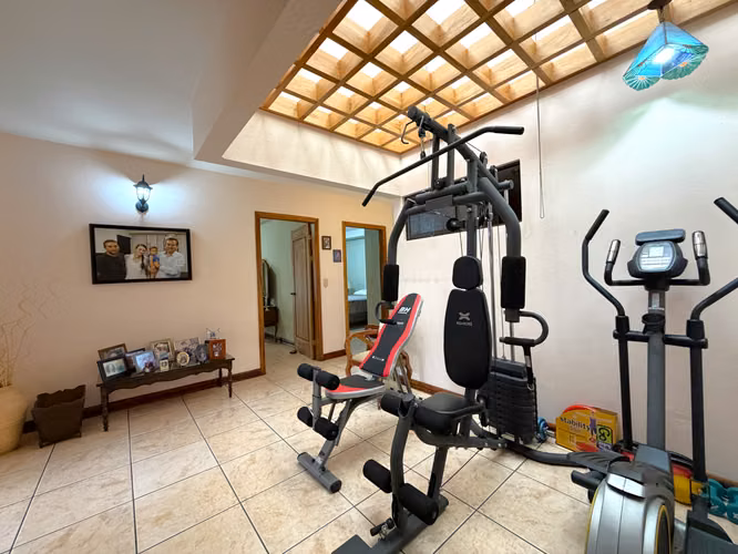 VENTA Casa Exclusiva en Curridabat en Altamonte. Un Nivel, Jardín Amplio y 4 Hab y Ubicación Premiun