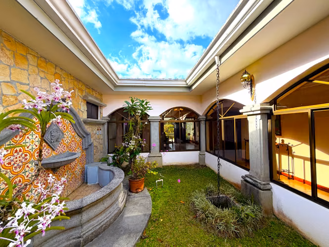 VENTA Casa Exclusiva en Curridabat en Altamonte. Un Nivel, Jardín Amplio y 4 Hab y Ubicación Premiun