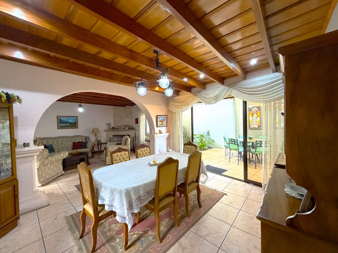 VENTA Casa Exclusiva en Curridabat en Altamonte. Un Nivel, Jardín Amplio y 4 Hab y Ubicación Premiun