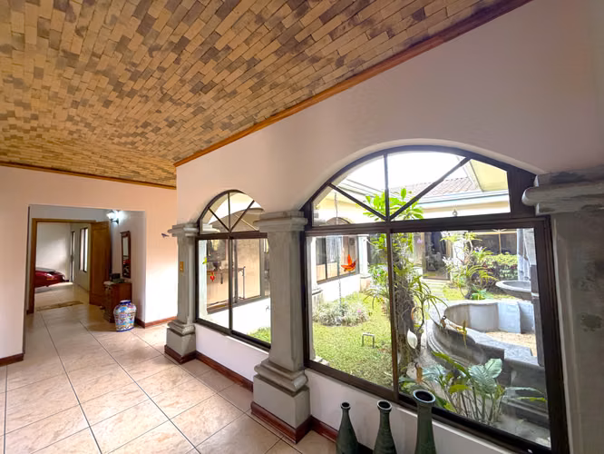 VENTA Casa Exclusiva en Curridabat en Altamonte. Un Nivel, Jardín Amplio y 4 Hab y Ubicación Premiun
