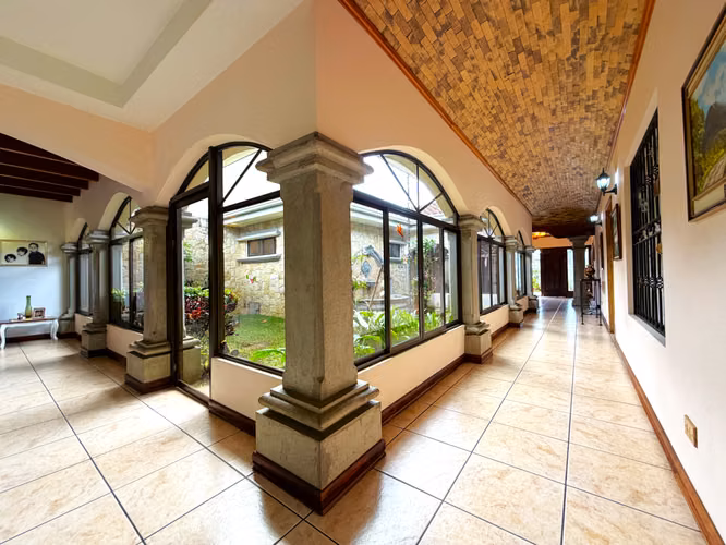 VENTA Casa Exclusiva en Curridabat en Altamonte. Un Nivel, Jardín Amplio y 4 Hab y Ubicación Premiun