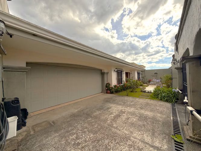 VENTA Casa Exclusiva en Curridabat en Altamonte. Un Nivel, Jardín Amplio y 4 Hab y Ubicación Premiun