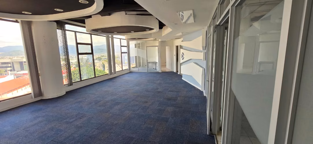 Office rental 135m2 in San Pedro, with security and parking spaces.