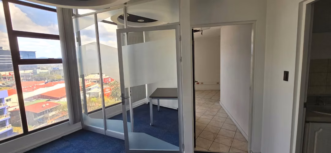 Alquiler oficina 135m2 en San Pedro, con seguridad y parqueos.