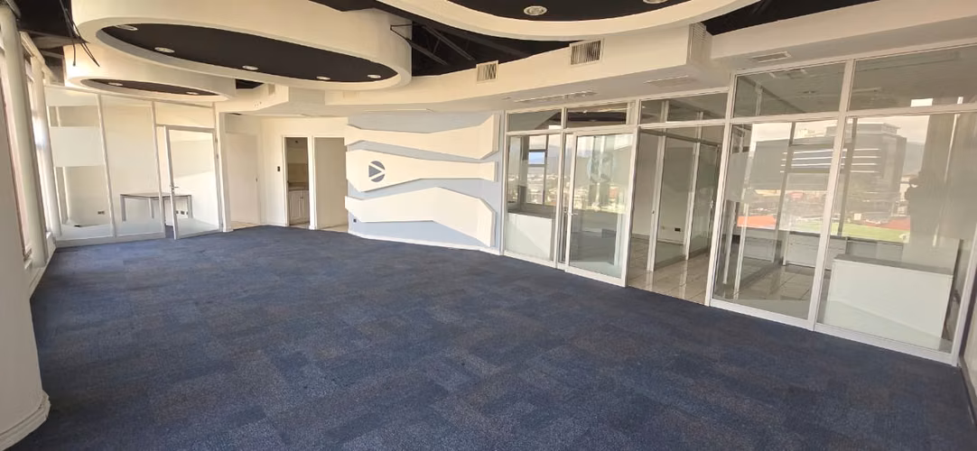 Alquiler oficina 135m2 en San Pedro, con seguridad y parqueos.