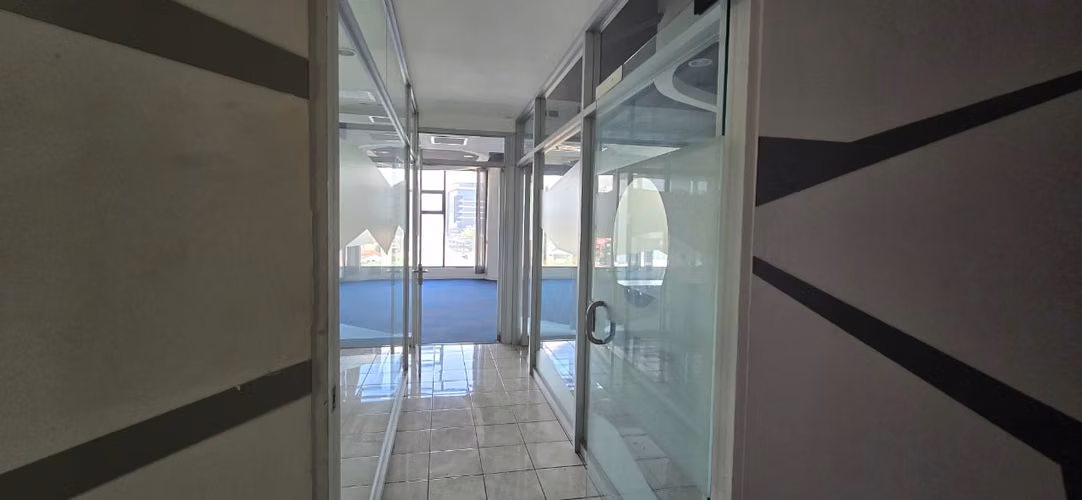 Alquiler oficina 135m2 en San Pedro, con seguridad y parqueos.