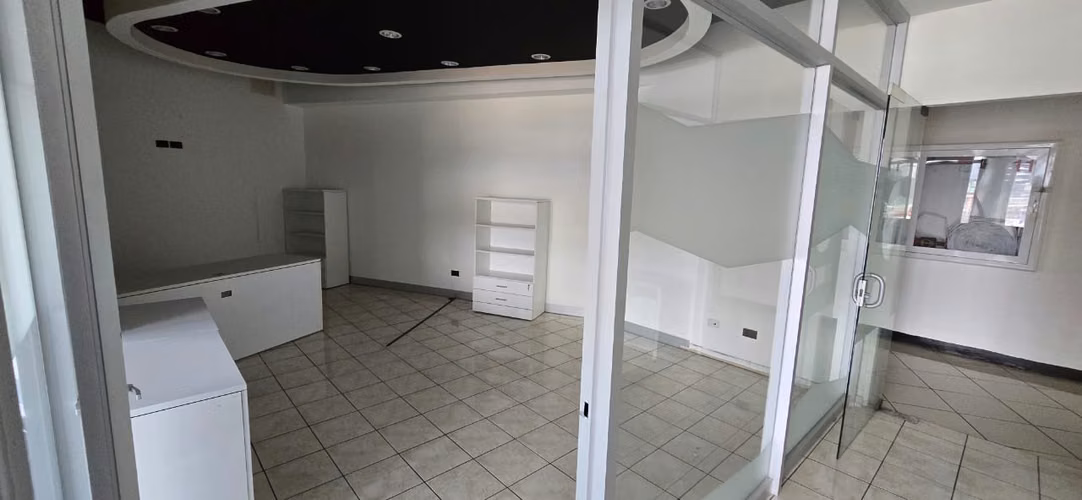 Alquiler oficina 135m2 en San Pedro, con seguridad y parqueos.