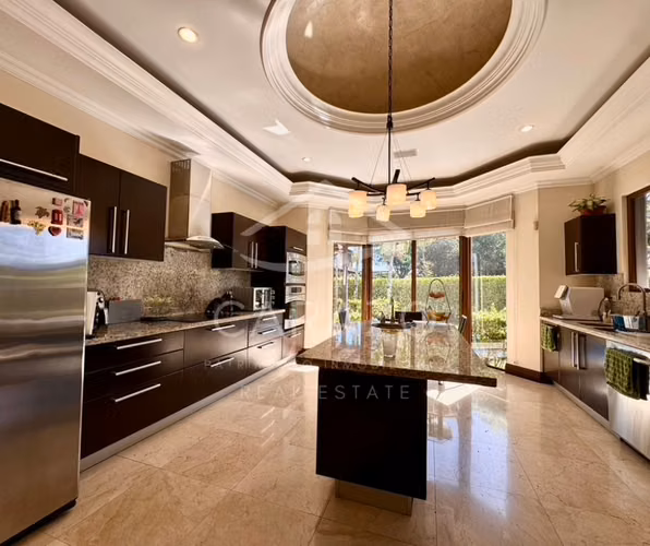 Casa de lujo con piscina en condominio en Los Reyes - Imagen 5