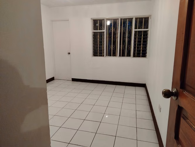 CASA EN VENTA EN ROHRMOSER – UNA PLANTA CON JARDIN! P616 - Imagen 6