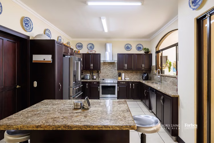 21436 - Casa en residencial privado con piscina y jardín,  de dos pisos - Imagen 14