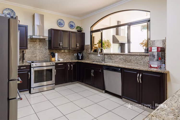 21436 - Casa en residencial privado con piscina y jardín,  de dos pisos - Imagen 16