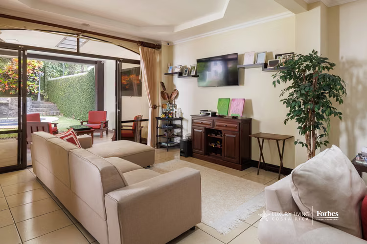 21436 - Casa en residencial privado con piscina y jardín,  de dos pisos - Imagen 7