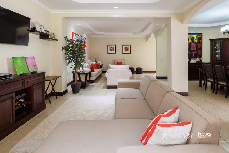 21436 - Casa en residencial privado con piscina y jardín,  de dos pisos - Imagen 8