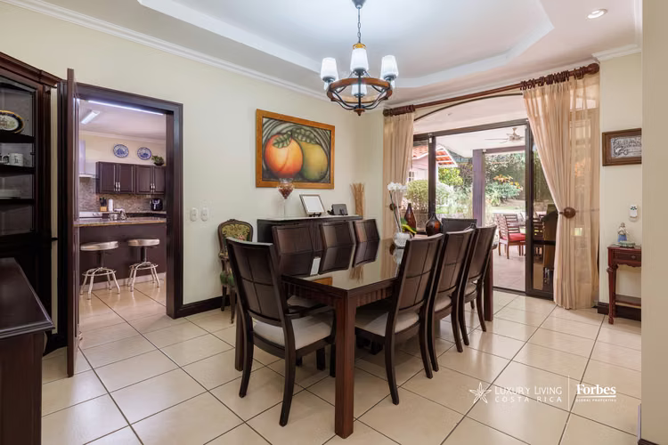 21436 - Casa en residencial privado con piscina y jardín,  de dos pisos - Imagen 10