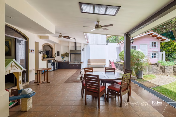 21436 - Casa en residencial privado con piscina y jardín,  de dos pisos - Imagen 3