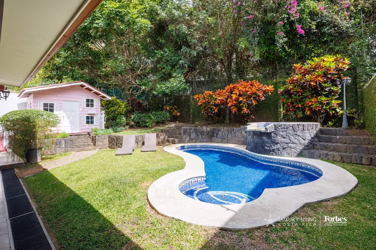 21436 - Casa en residencial privado con piscina y jardín,  de dos pisos - Imagen 2