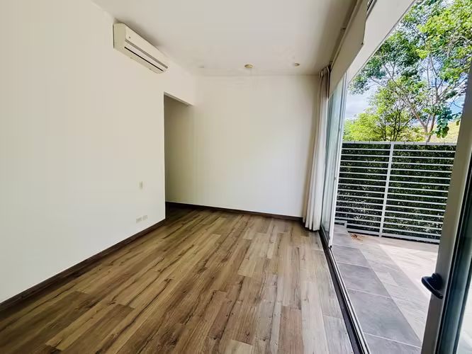 Apartamento de estilo moderno, con lindas vistas, con línea blanca. En condominio en Escazú.