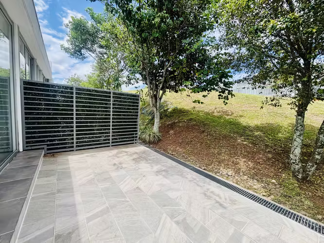Apartamento de estilo moderno, con lindas vistas, con línea blanca. En condominio en Escazú.
