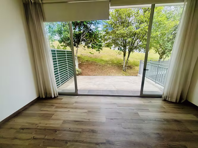 Apartamento de estilo moderno, con lindas vistas, con línea blanca. En condominio en Escazú.