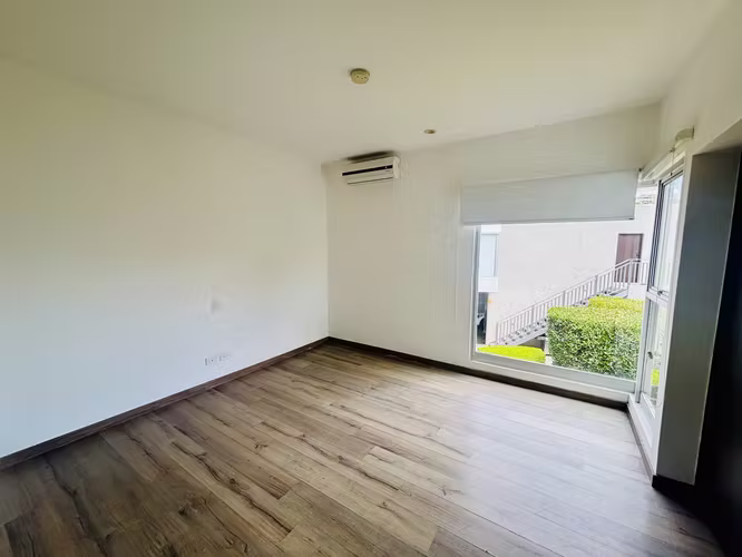Apartamento de estilo moderno, con lindas vistas, con línea blanca. En condominio en Escazú.