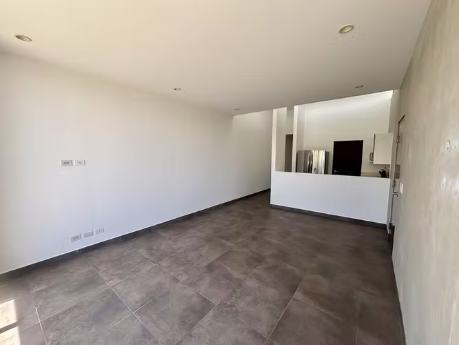 Apartamento de estilo moderno, con lindas vistas, con línea blanca. En condominio en Escazú.