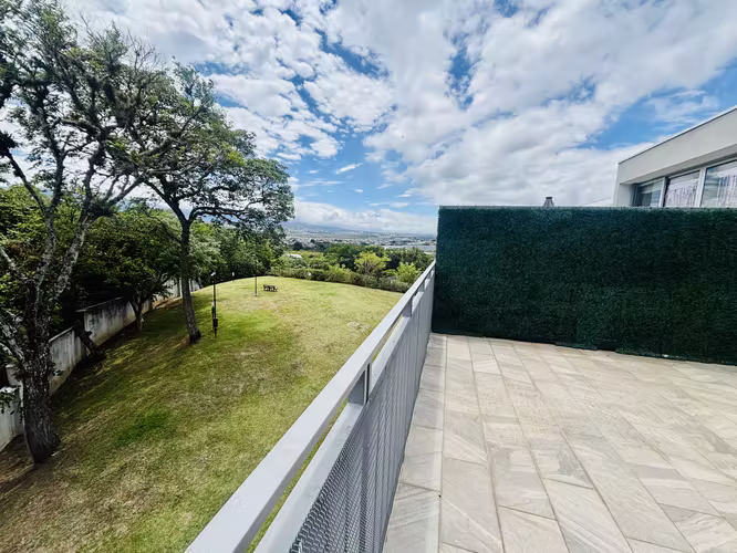 Apartamento de estilo moderno, con lindas vistas, con línea blanca. En condominio en Escazú.