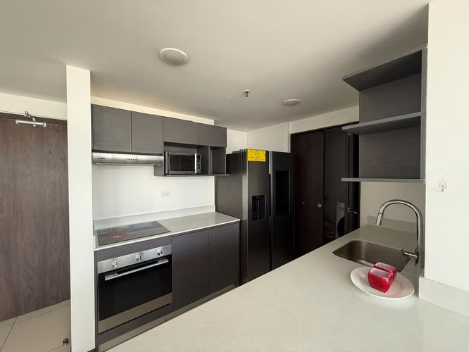 SE ALQUILA AMPLIO APARTAMENTO EN NUNCIATURA $1700, AMUEBLADO