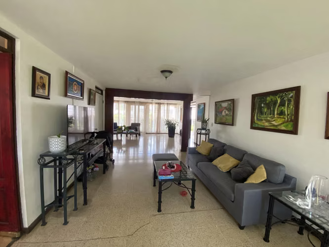 OPORTUNIDAD CASA PARA REMODELAR