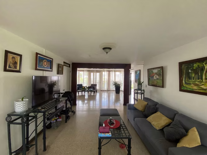 OPORTUNIDAD CASA PARA REMODELAR