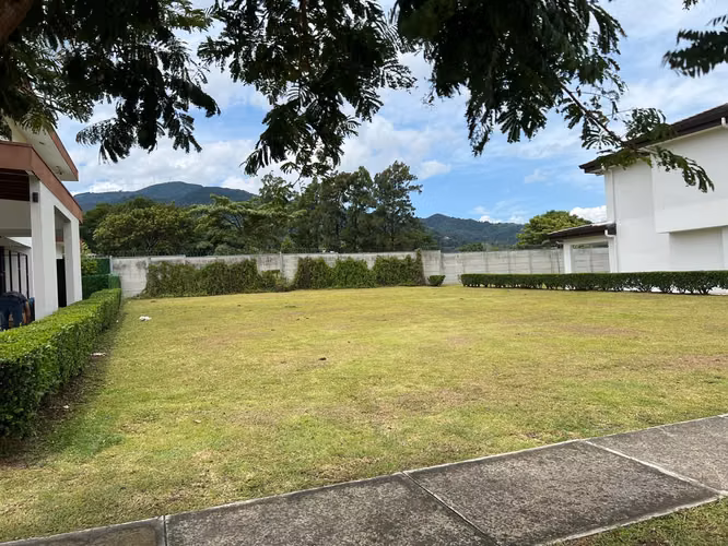 Venta lote rebajado en condominio, plano y con 75% de cobertura #26-703 GS - Imagen 2